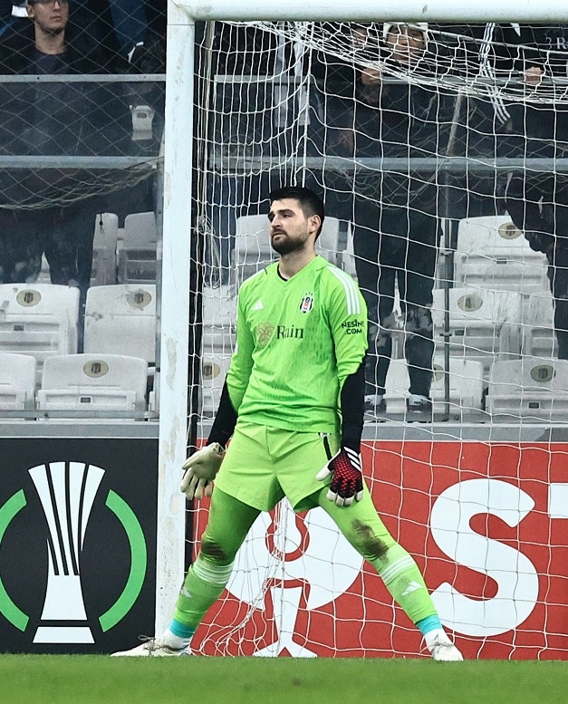 futbolarena's tweet photo. Beşiktaş taraftarları Ersin Destanoğlu'nu protesto ediyor. https://t.co/dBXd8RbqLJ