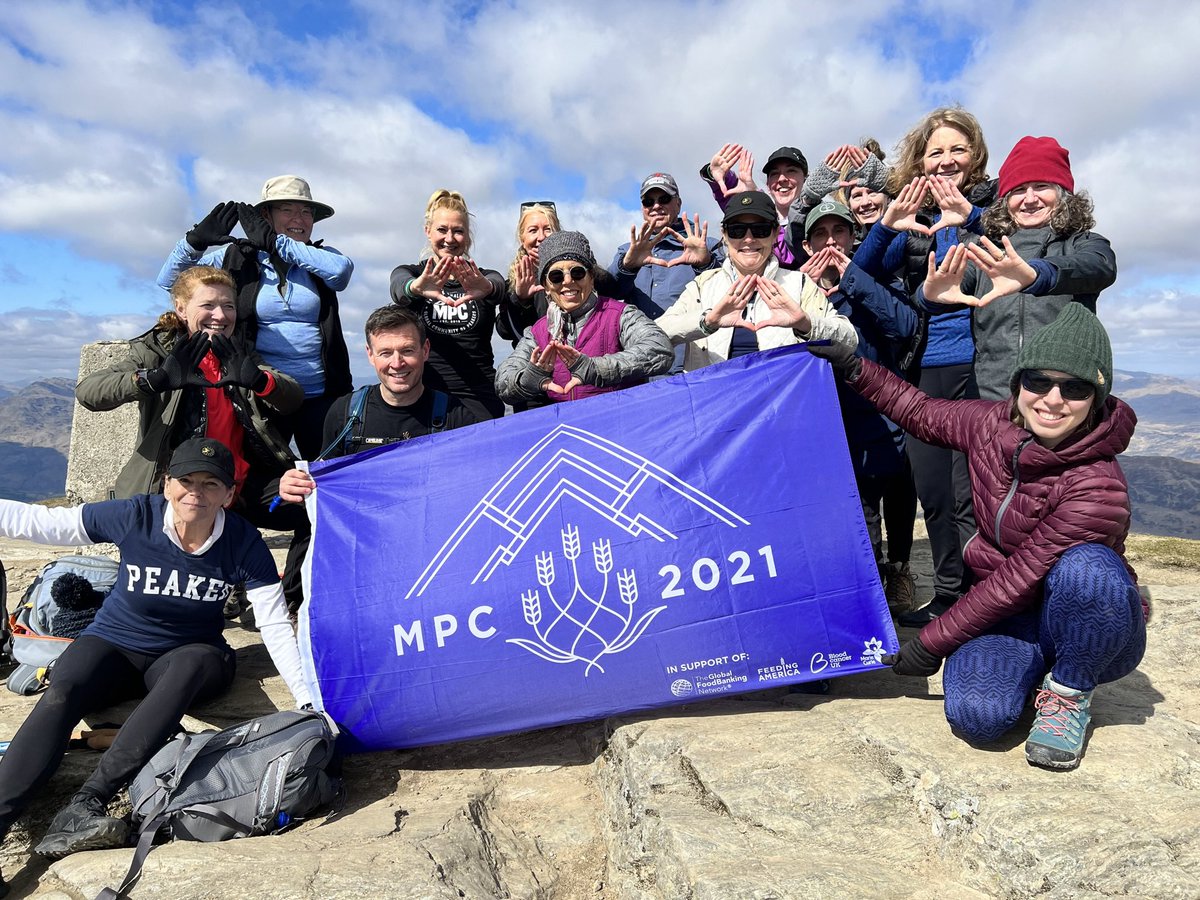 tarastravels's tweet photo. How about both at the same time?😉🙌🏼⛰️ #peakerhands #mpcflag #BenLomond #Munro #Scotland #Peakerstrong @MyPeakChallenge @SamHeughan https://t.co/wYbgw1uuWM
