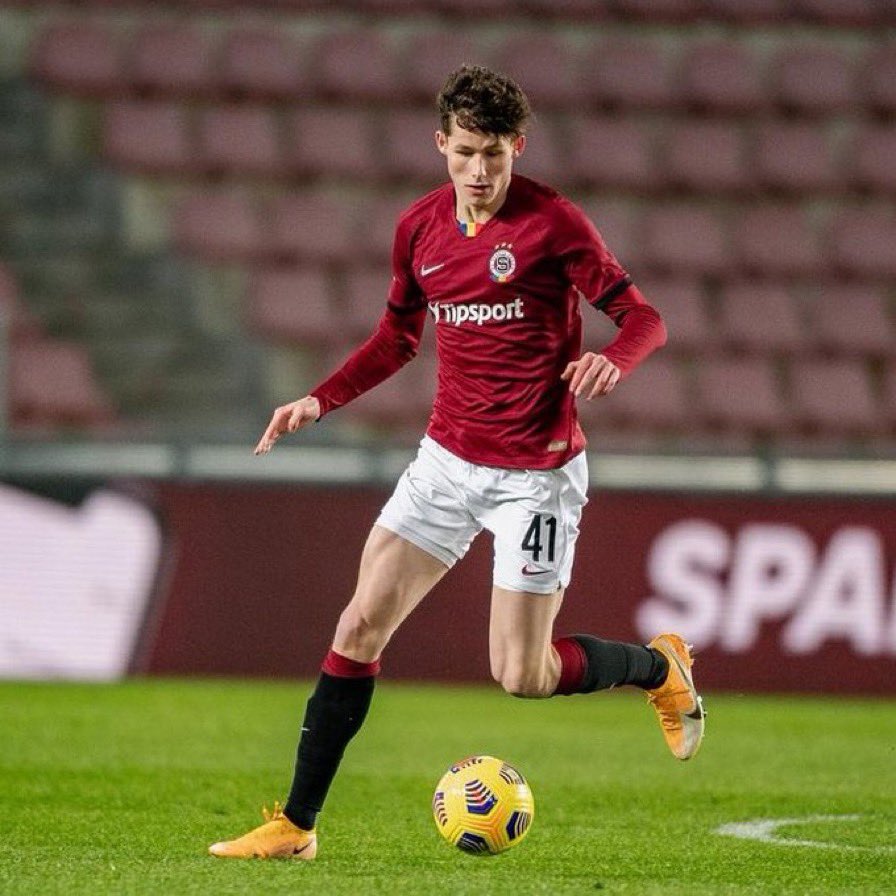 Martin Vitik 🇨🇿(03)

Es un central para fichar ya. En unos meses puede valer mucho más de lo que valdría ahora. 
Para club nivel medio-alto de la Liga: Villarreal, Real Sociedad, Betis o Sevilla.