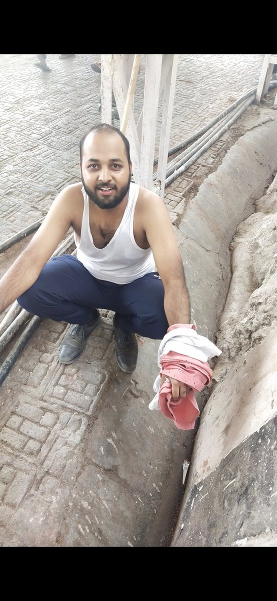Ronak2509's tweet photo. आज घर पर प्लास्टर करवाने के लिए एक मिस्त्री को घर लाया था - जब मैंने उनका नाम पूछा तो उन्होंने खुद का नाम गुरुजी बताया

भुगतान के दौरान कैश नहीं होने की वजह से मैंने लण्ड चुकाकर भुगतान किया जिसे उन्होंने सहर्ष स्वीकार किया
#Lunguruji
(नीचे ल��ाई गयी फ़ोटो सांकेतिक है) https://t.co/gP8cbKzVfA