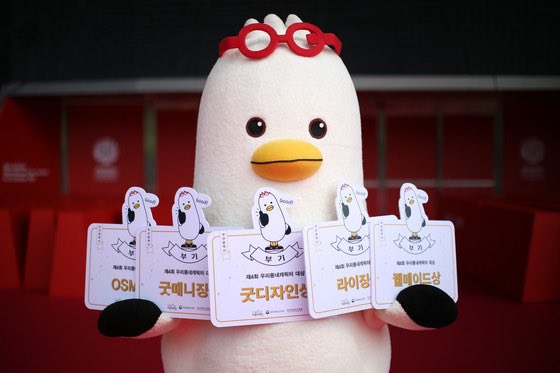 여담이지만 국내 지역 대표 캐릭터가 갈매기인 곳이 두 곳이 있는데요 부산의 부기와 통영의 동백이입니다 부기와 동백이는 누가 더 짱갈매기인지 가리기 위해 부산시청에서 맞짱도 떴답니다 (겨루기 종목: 눈싸움, 키, 제자리 멀리뛰기, 지폐줍기 등)