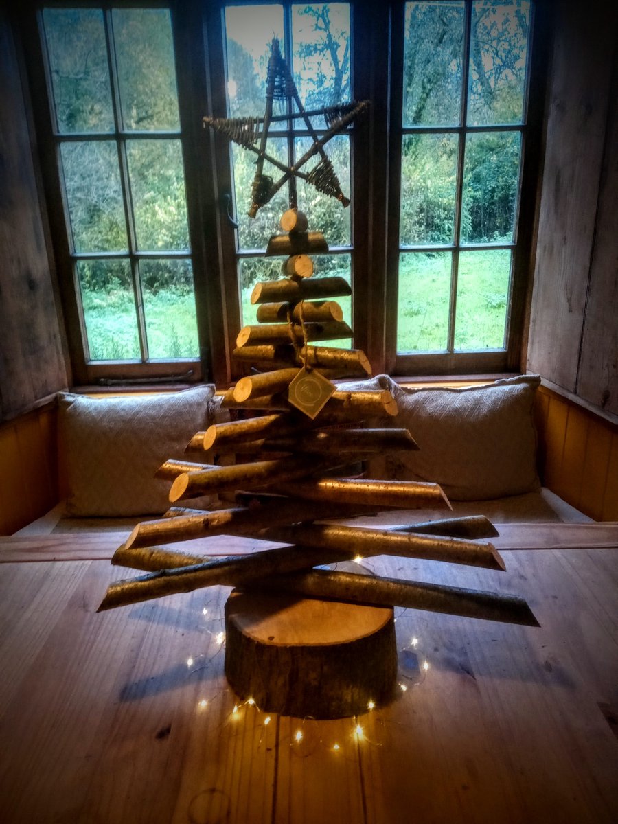 How lovely is this!📷Vivi will be at our market taking orders for her creative Christmas wares on Saturday to get us all into the Festive Spirit!📷📷

#shoplocal #christmastree #usktown #theuskfarmersmarket #christmasdecorations #ecofriendly
