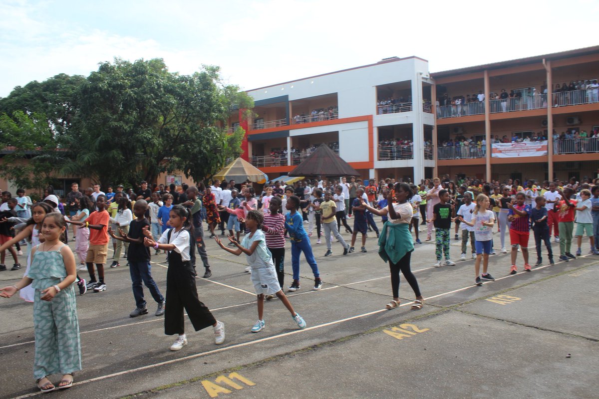 lac_conakry's tweet photo. #slfm
La lutte contre le harcèlement en milieu scolaire fait partie des priorités du LAC.
Chaque année, les derniers jeudis du mois de novembre sont consacrés à un #flashmob.
Cette performance met en évidence les efforts réalisés par les #Sentinelles depuis le début de l'année. https://t.co/aw2pzhmqNd
