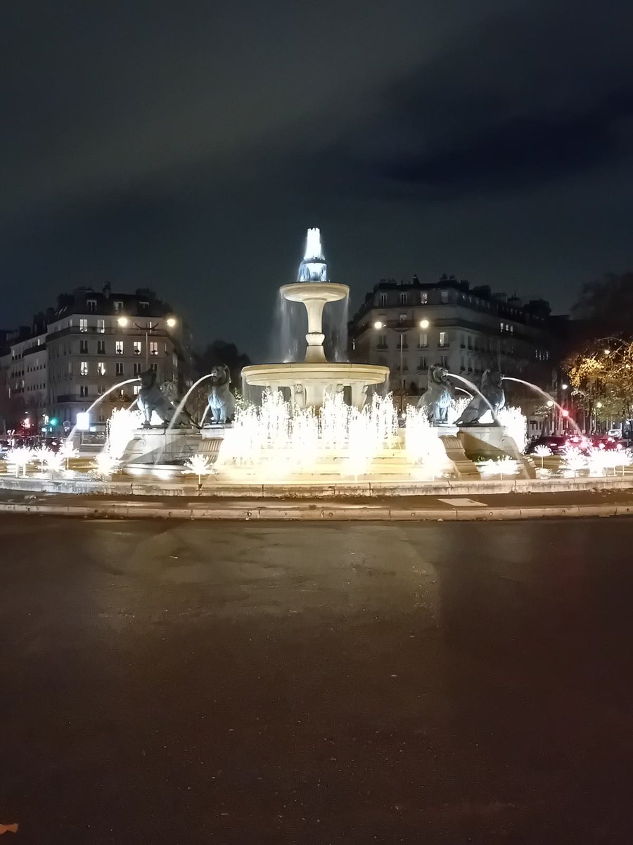 FontainesParis's tweet photo. Belle surprise ce soir avec la fontaine aux Lions enfin éclairée pour la saison de Noël, et EN EAU ! Magnifique ! 😍😍😍
#Paris12 #Noël ⛲️🦁🎄 https://t.co/pK4X49LHQQ