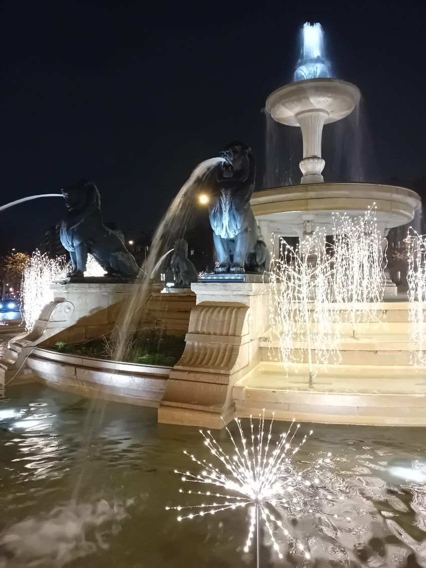 FontainesParis's tweet photo. Belle surprise ce soir avec la fontaine aux Lions enfin éclairée pour la saison de Noël, et EN EAU ! Magnifique ! 😍😍😍
#Paris12 #Noël ⛲️🦁🎄 https://t.co/pK4X49LHQQ