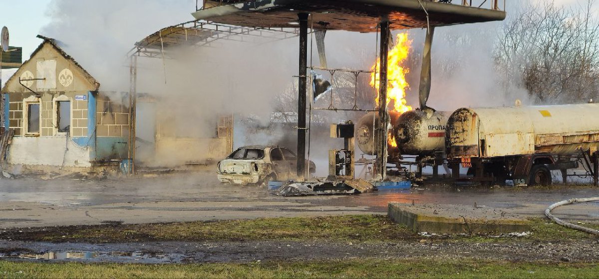 В Горловке заправка сгорела при подрыве взрывоопасного предмета, сообщил мэр города Иван Приходько.

«Уже доказано, что это не просто пожар. Были обнаружены следы взрывоопасного предмета. Берегите себя», - написал он в Telegram-канале.