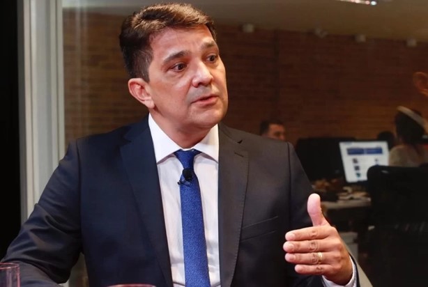 Metropoles's tweet photo. ⚖️ Justiça oferece dispositivo de segurança a ex após soltura de Robson.

Robson Cândido foi liberado da prisão nessa quarta-feira (29/11). Ele estava preso por perseguir uma mulher com quem se relacionou.

Leia na coluna de @lilian_tahan &amp; @tr_isadora: https://t.co/3hHyGoxpFz https://t.co/KAQbXL85am
