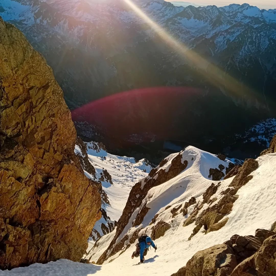 Buenas condiciones de nieve en el Corredor Sur al Pico Pondiellos y la Cara Norte al Garmo Negro 🏔️
•
•
•
📸: Gracias a mikel_escolar
•
•
#CasaBiescas
#Pirineos #Pyrenees
#RinconesDelPirineo #RuralTop 
#alpinismo #alpinismoinvernal #valledetena #pirineoaragones #garmonegro