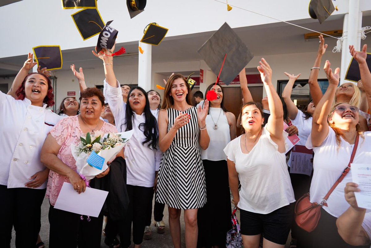 La intendenta, Bettina Romero, acompañó en la ceremonia de cierre del año, a 378 alumnos que finalizaron distintos cursos de la Escuela de Artes y Oficios municipal. Se hizo la entrega de certificaciones, que por primera vez cuentan con validez provincial y nacional.