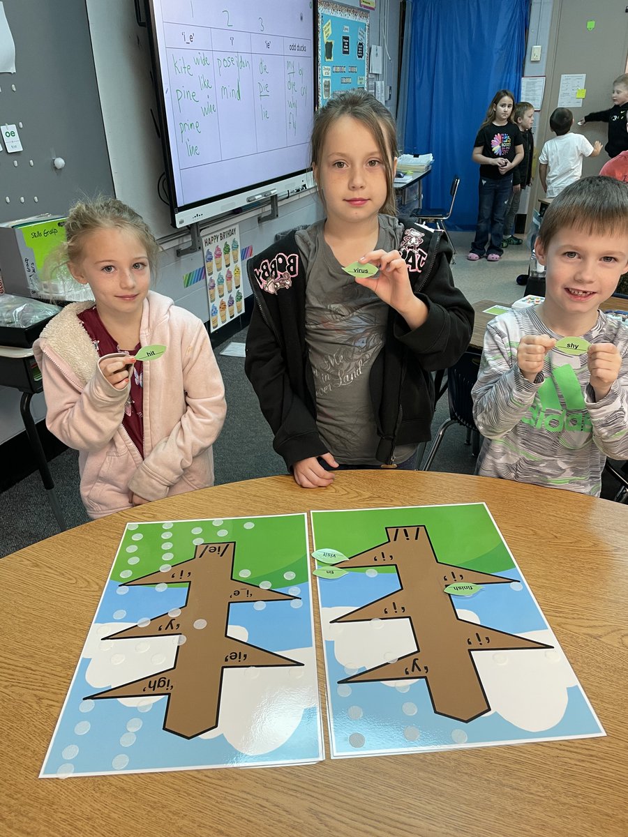 Mrs. Marti’s students filling in their spelling trees! #wtetowerup #wteropedintoreading