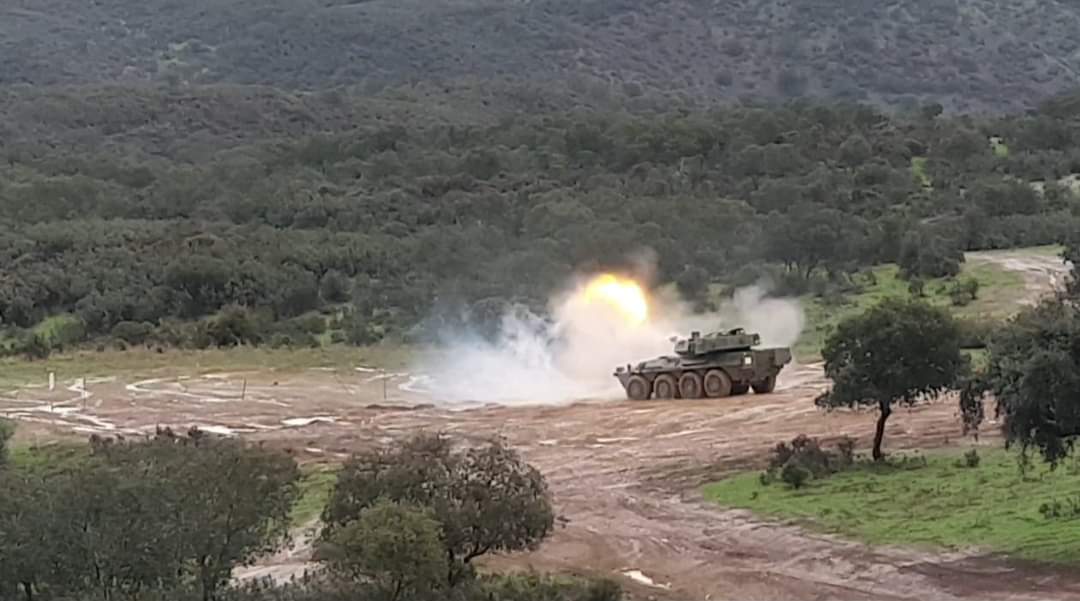 El Grupo de Caballeria de #LaLegion realiza un nuevo ejercicio de tiro con su armamento principal de VRCC Centauro y VEC continuando así con la certificación de sus tripulaciones en el Campo de Maniobras y Tiro de Cerro Muriano. @EjercitoTierra