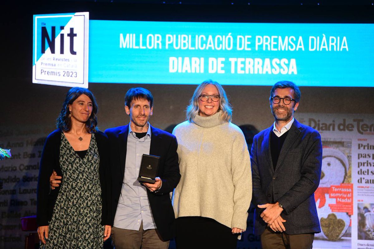 revistesAPPEC's tweet photo. 🗞 El premi a millor publicació en la categoria de Premsa diària és per @DiarideTerrassa.
 
L'editor, @mbaste, el cap de redacció, @maluque4, i la directora d’art, Jennifer Waddell, recullen el guardó de mans de @monica_estruch, membre de la Junta de l’APPEC.
 
Enhorabona! https://t.co/l9cKbYE1Tx