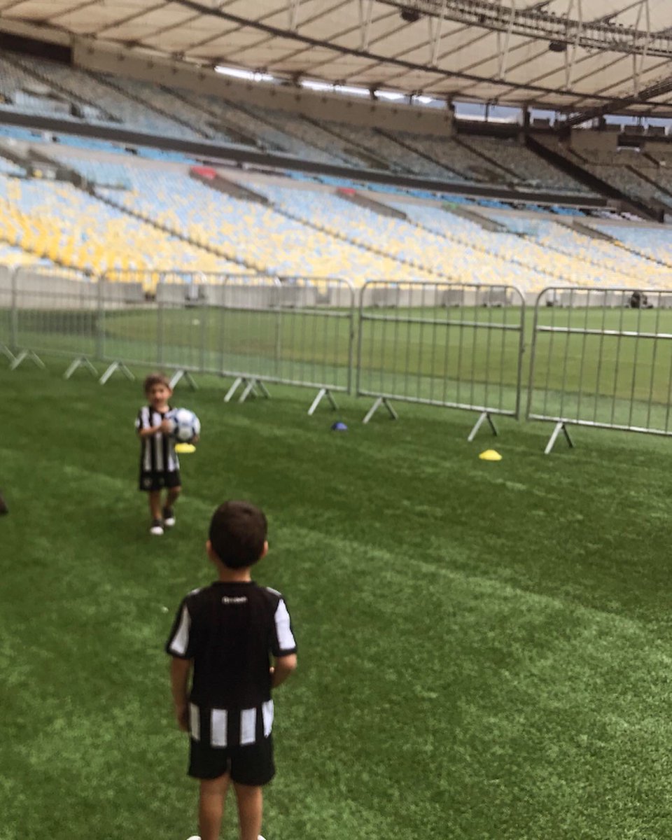 Meus filhos, de 2 anos e 7 meses, por alguma razão que desconhecemos, decidiram ser Botafogo - principalmente o Pedro, que desenvolveu verdadeira fixação. Pergunta todos os dias se tem jogo do 🔥. Piraram no HQ do Garrincha (que é ótimo). E muitos perguntam: você vai deixar? 🧶