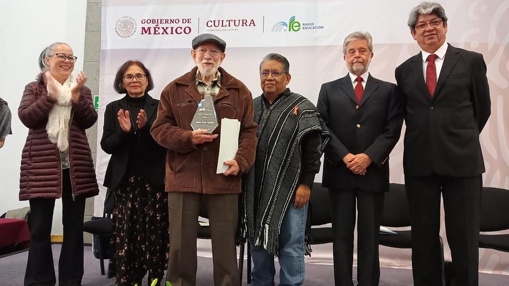 RadioEducacion's tweet photo. Rafael Ruiz Tejada recibe el reconocimiento #Ikal, el cual le otorgamos con mucho cariño por ser un gran radioescucha que nos ha brindado su apoyo y lealtad durante muchos años 🎧
¡Gracias #RRUIZTE! 😃🎉
#RumboAlCentenario ✨️ https://t.co/4wUcdm4Fux