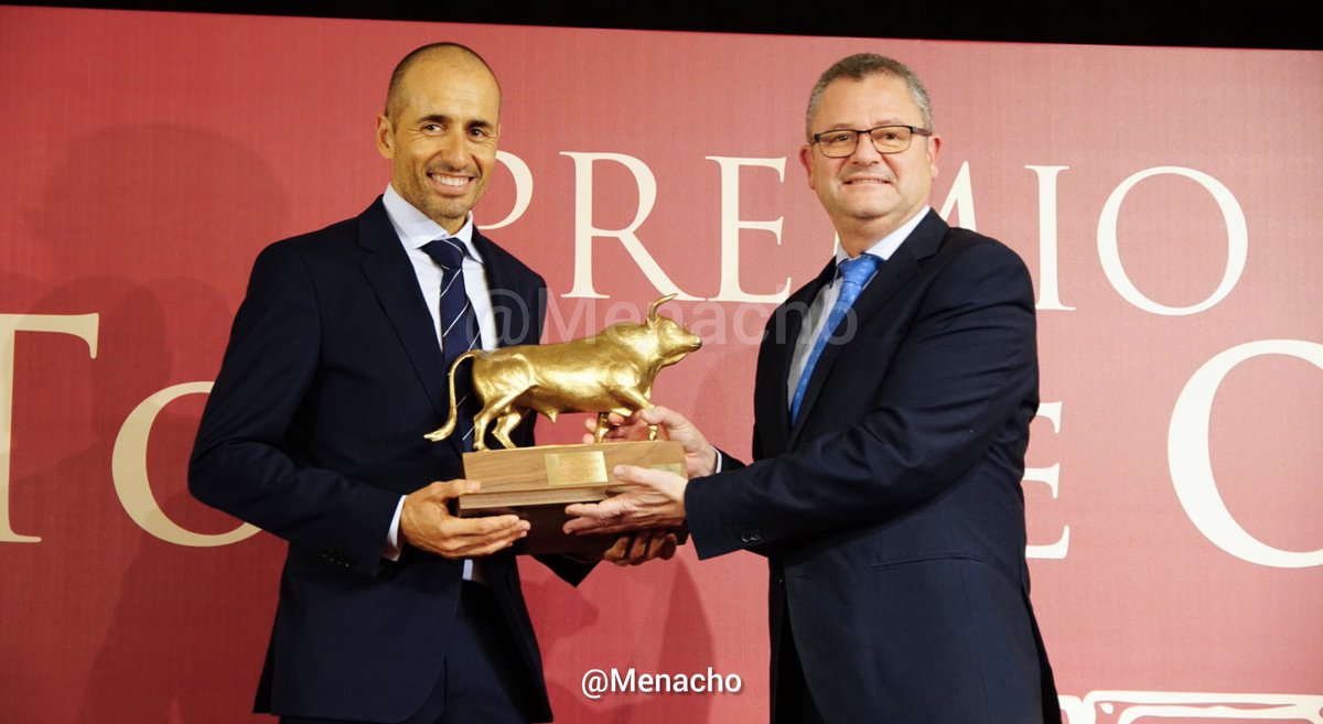 objetivoeltoro's tweet photo. 🔴🥇Entrega del prestigioso premio TORO DE ORO al más bravo de la feria de Salamanca 2023
Madrileño-107 de #Vellosino que fue premiado con la vuelta al ruedo y tras una intensa faena de @InfoMAPerera que le cortó las dos orejas https://t.co/Z3Wyi7U8VI