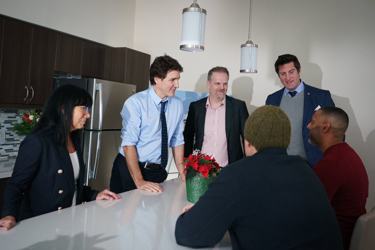 JustinTrudeau's tweet photo. Nous agissons afin de rendre le logement plus abordable pour les familles – ici à Ajax et partout au pays. Nous finançons davantage les projets de logements abordables, nous luttons contre les locations à court terme et plus encore. Pour en savoir plus : https://t.co/uKAh0Hpm3v https://t.co/5e6YVXxArj