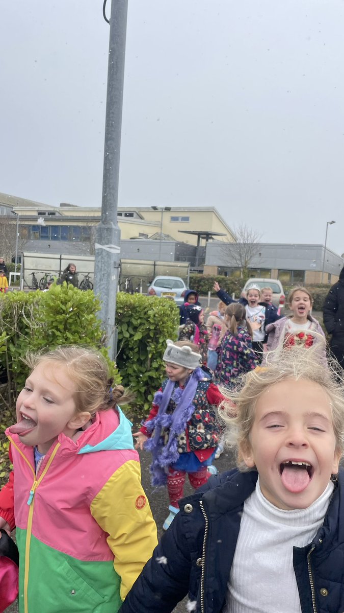 The girls in KS1 had a brilliant morning at @stlukescofe learning some football skills in fancy dress! They even caught some snowflakes on their way to the coach! ❄️