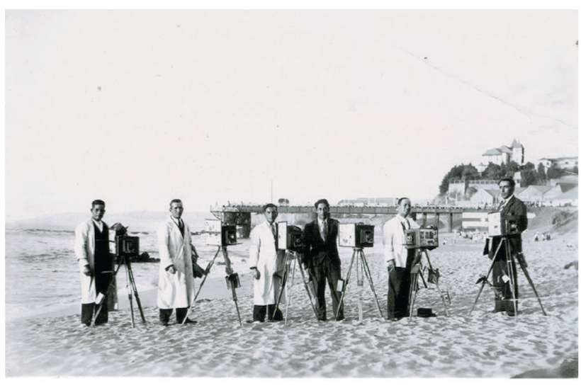 Los fotógrafos minuteros o de cajón con sus cámaras en el balneario de Caleta Abarca de Viña del Mar, c1930.  A diferencia de los fotógrafos de estudio, que trabajaban con más tiempo y tranquilidad, los minuteros trabajaban al aire libre en medio del bullicio.