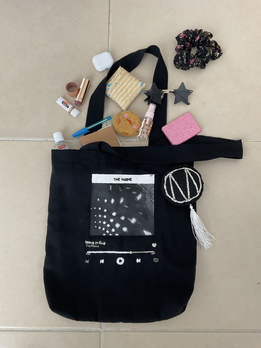 Imfueledbytacos's tweet image. Oh nooo, I dropped my toteeeeeee 🪩🖤(lets just squint our eyes and pretend i painted/embroidered the album cover correctly lol) #themaine #themainesweetsixteen #leaveinfive