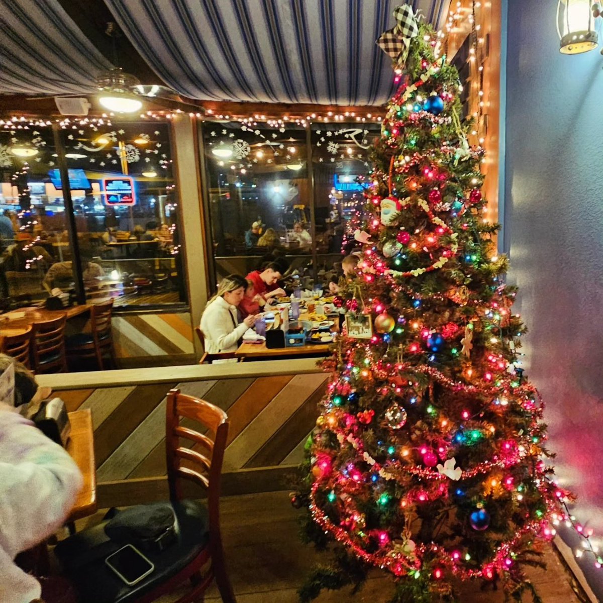 RustysInThePort's tweet photo. It's beginning to look a lot like the holidays... at Rusty's at the Port!!😎👍❤️🎄☃️🥂🍗🎷#holidays #holidayseason #decoratingcommittee #decemberishere #rustyspeeps #rustysfam #rustysseafood #portcanaveral https://t.co/XrWH43iJdR