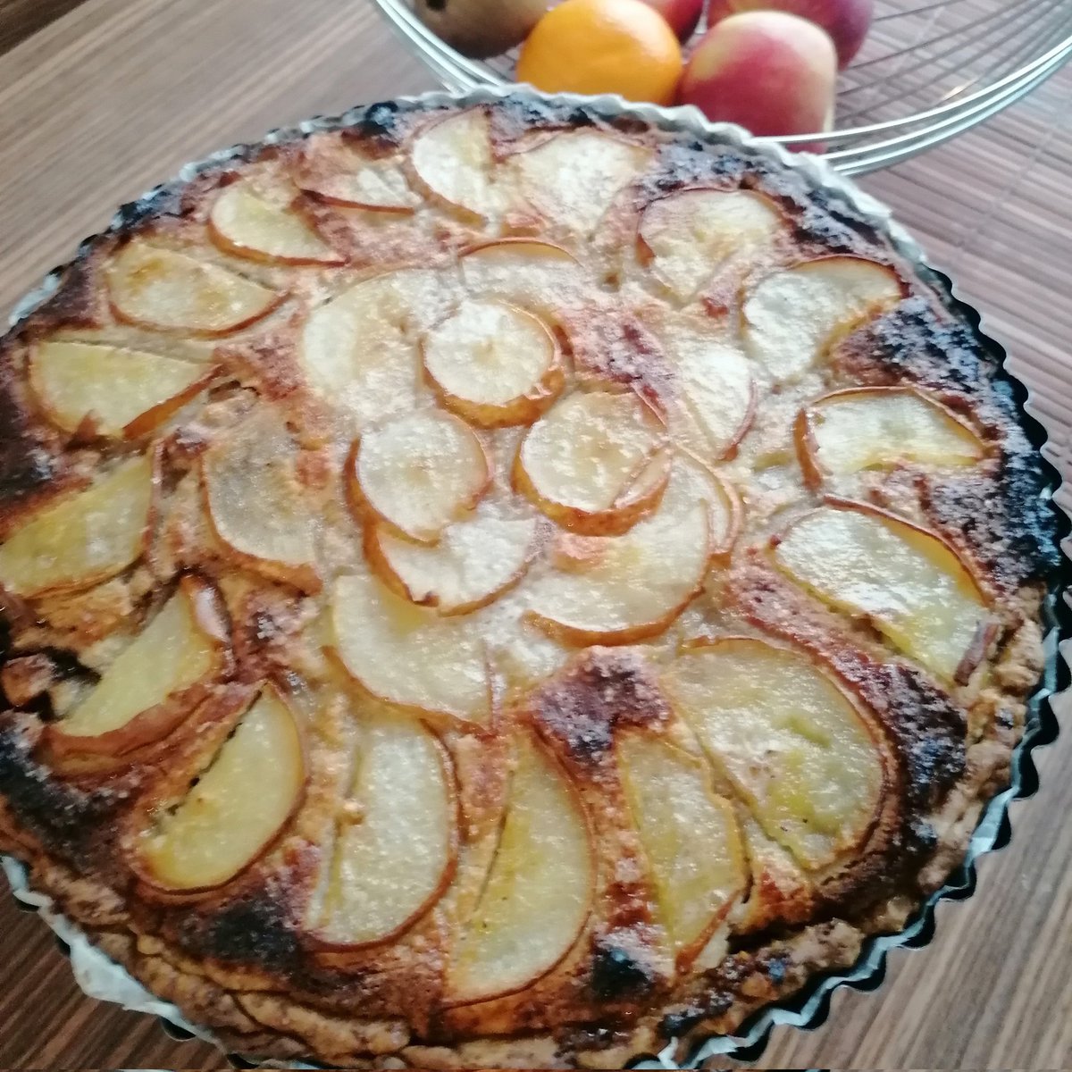 Frances10412452's tweet photo. Tarte frangipane, chocolat, poires🍐 https://t.co/W1DoRvPH9G