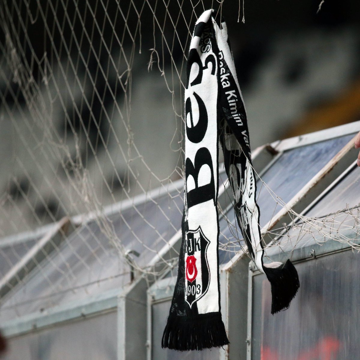 Bir Beşiktaş taraftarının, tribün ağlarına bıraktığı atkı...