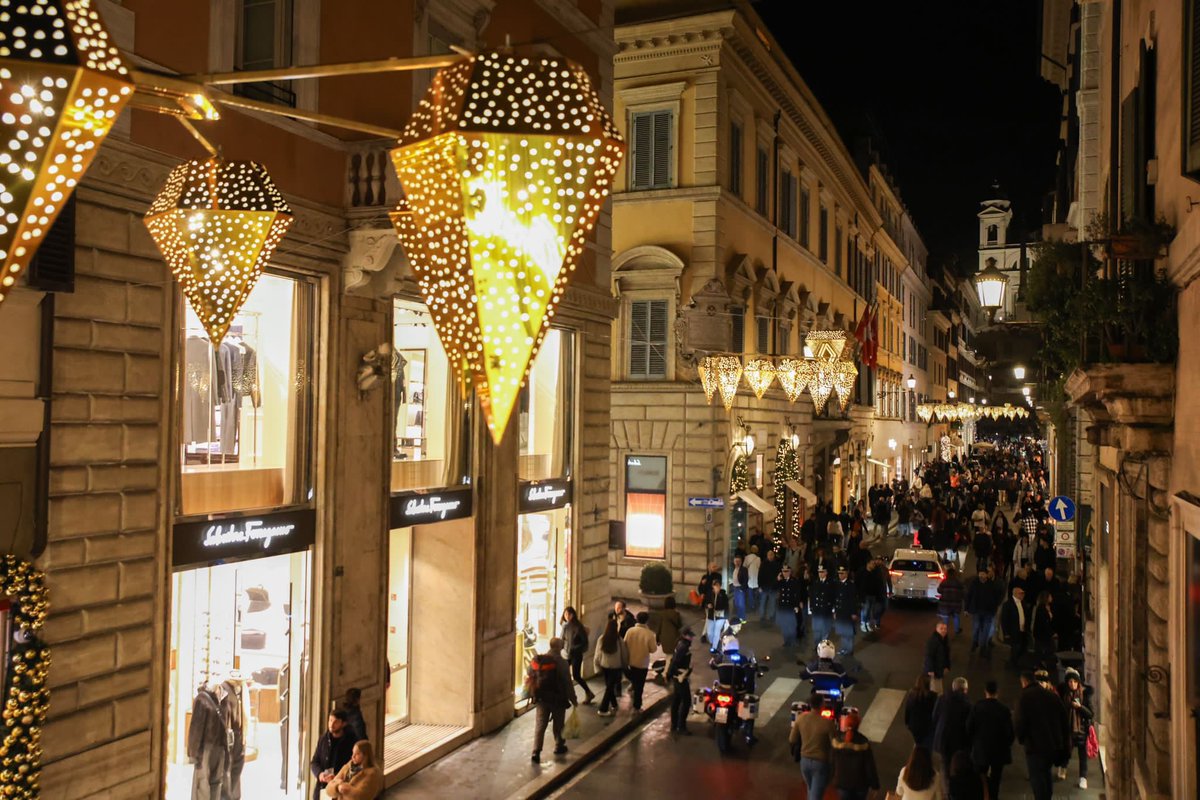 gualtierieurope's tweet photo. Abbiamo acceso le luminarie in #ViaCondotti. Le luci natalizie valorizzano questa vetrina unica di tante eccellenze italiane. Grazie al contributo di @renaultitalia abbiamo illuminato anche 10 alberi di Natale in 10 piazze di periferia: l’atmosfera natalizia arriva in tutta Roma. https://t.co/j3mWGcYQai
