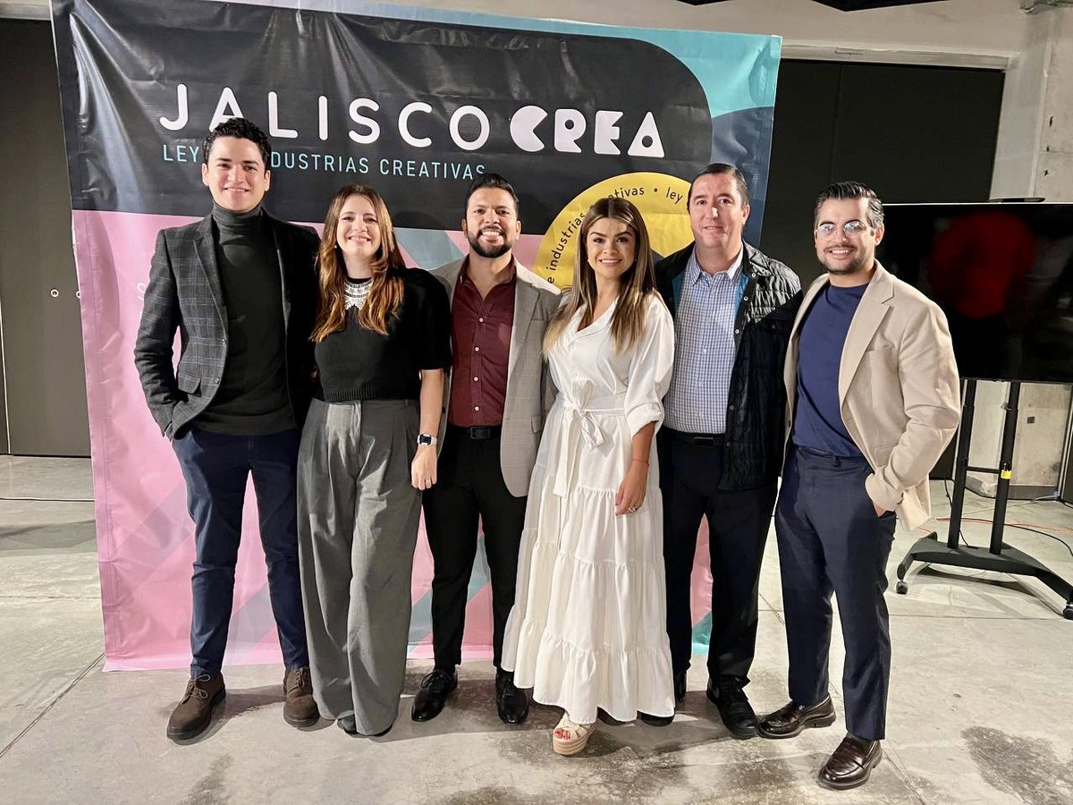 Hoy presentamos con mucho orgullo y como resultado de meses y meses de trabajo de todos los equipos, la Ley de Fomento a las Industrias Creativas del Estado de Jalisco, construida también con ideas y aportaciones de las y los creativos, porque no se podía hacer una ley para