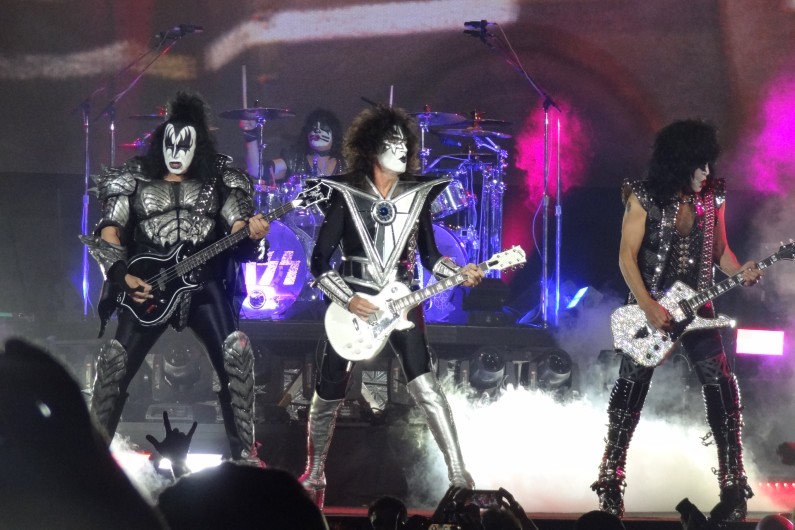 In celebration of #KISSNYCTAKEOVER this weekend, here are my pics of them performing a free show as part of #Tribeca2021 film festival 🤘 #KISS #EndOfTheRoadTour #FrankyUnderground #RocknRollReality