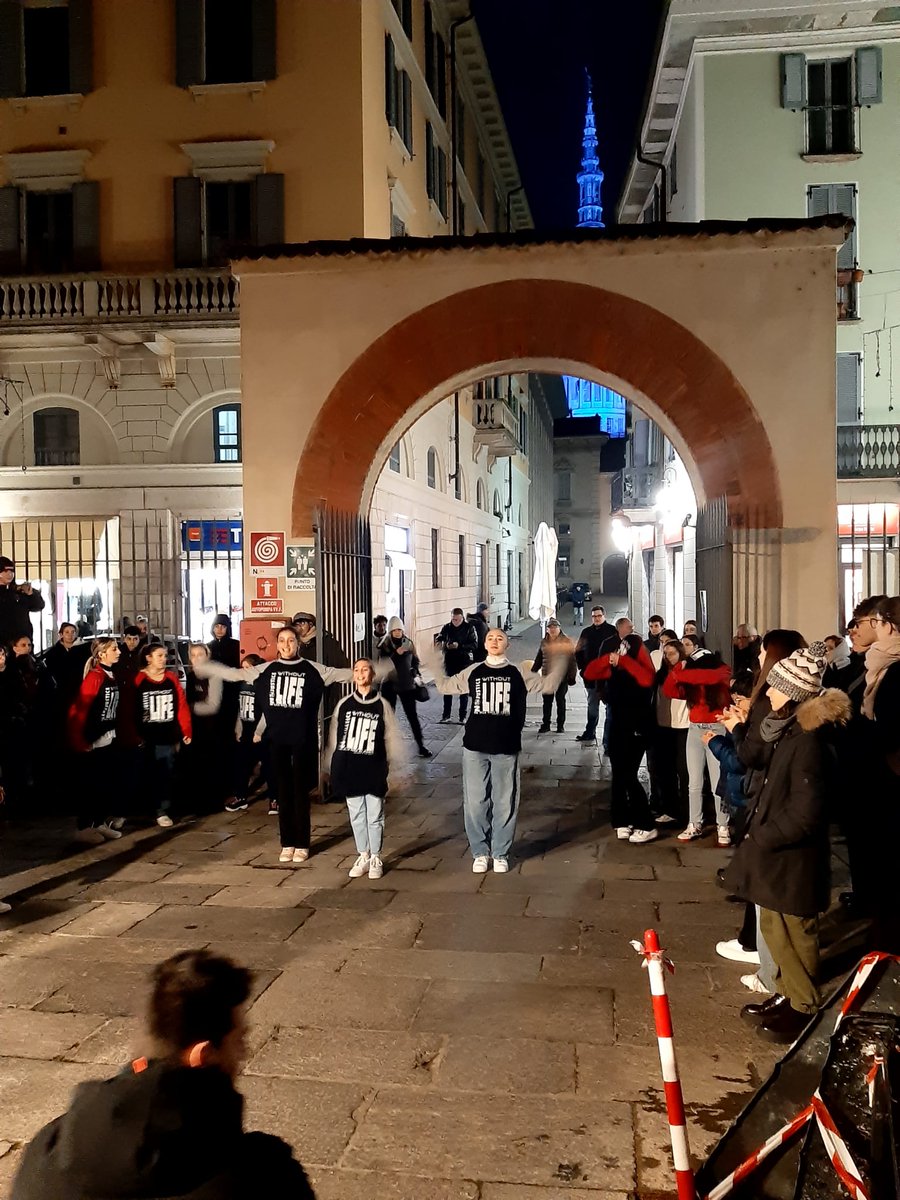 VFornara's tweet photo. #Novara città per la vita #citiesforlife #nodeathpenalty un flashmob dei @gxlapace per dire no alla #penadimorte non c'è giustizia senza vita @santegidionews https://t.co/MMUGsugshH