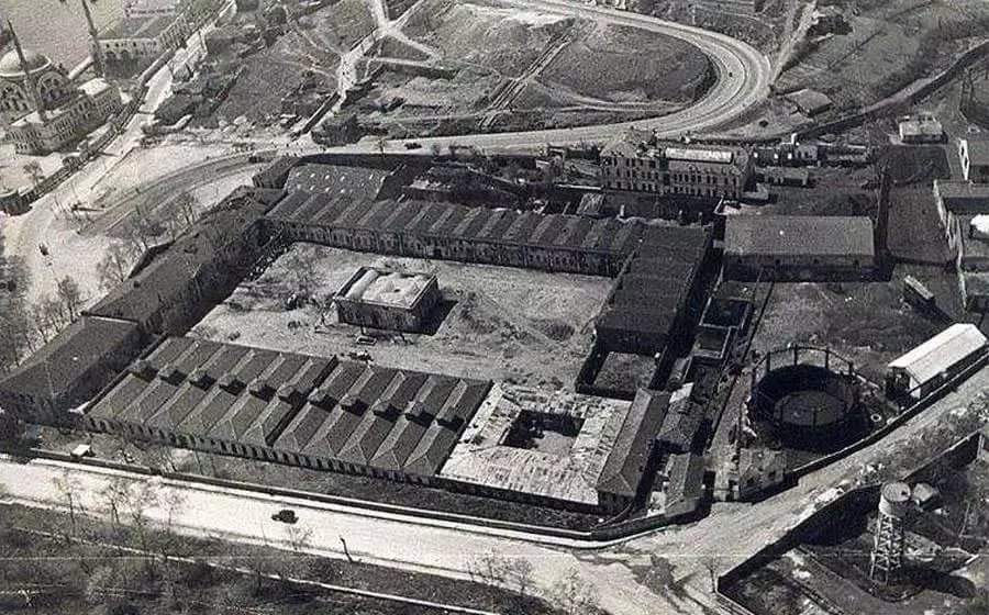 Dolmabahçe Sarayı Has Ahırları.. 1930 başları.. Has Ahırlar 1939 da yıkıldı. Yerine Beşiktaş İnönü Stadı yapıldı..