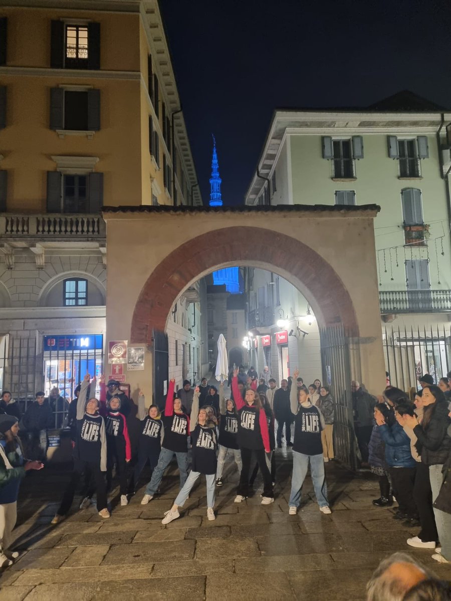 VFornara's tweet photo. #Novara città per la vita #citiesforlife #nodeathpenalty un flashmob dei @gxlapace per dire no alla #penadimorte non c'è giustizia senza vita @santegidionews https://t.co/MMUGsugshH