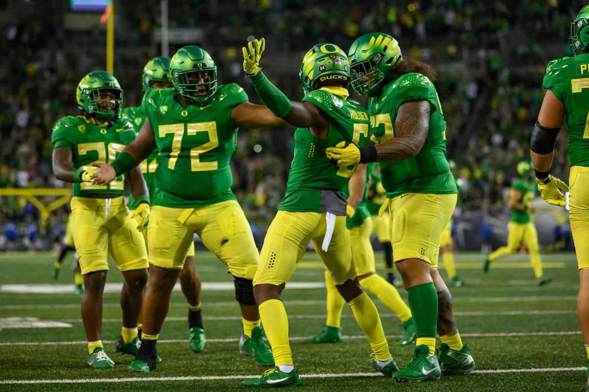 CFBReport's tweet photo. Least Sacks Allowed This Season (Power 5 Teams):

Oregon - 5
Washington - 9
West Virginia - 9
Georgia - 10
Iowa State - 12
Oklahoma State - 12
Miami - 14
Michigan - 14
Notre Dame - 14
Rutgers - 14
Duke - 15
Georgia Tech - 15
Kansas - 15
Oregon State - 15
Penn State - 15 https://t.co/q8dfRvwUMr