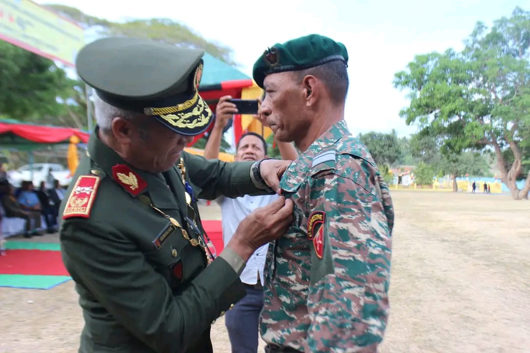 Lereopono's tweet photo. Major Helio Dias Quintas, receive a "Nicolau Lobato" condecoration from his "Commander" #Aluk. During a resistance they fight togheter in Lautem's jungle. General Aluk was like as fahter for many his fighters. #28november #TimorLeste https://t.co/tlTbVM62dw