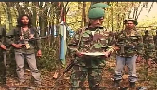 Lereopono's tweet photo. Major Helio Dias Quintas, receive a "Nicolau Lobato" condecoration from his "Commander" #Aluk. During a resistance they fight togheter in Lautem's jungle. General Aluk was like as fahter for many his fighters. #28november #TimorLeste https://t.co/tlTbVM62dw
