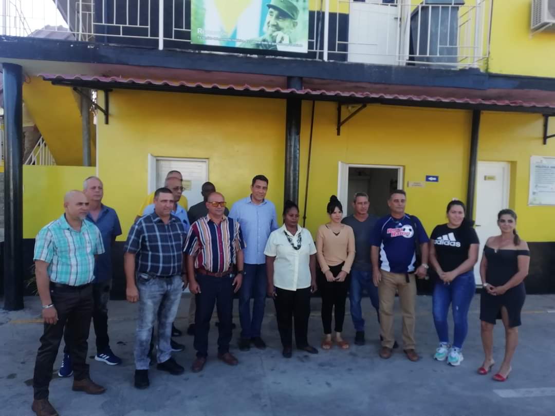 MitransCuba's tweet photo. Dentro de las actividades que realiza @E_RdgzDavila como parte de la visita Gubernamental a la Provincia de #Artemisa, el titular del sector visitó entre otras entidades la CNA de Transporte de Pasajeros, la UEB de Escolares y participó en el Consejo de Cooperación del territorio https://t.co/XJfFoeZ6Vw