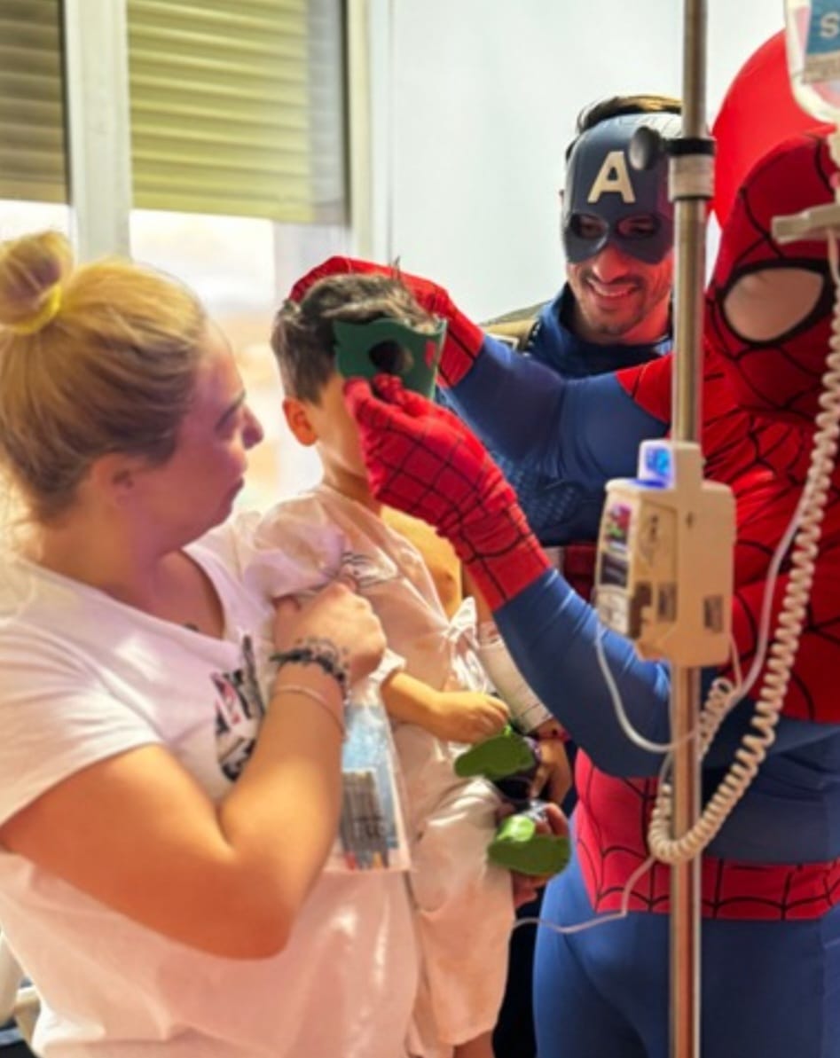 Una tarde con visita sorpresa de Spiderman y sus compañeros superhéroes 🦹‍♂️🦸‍♀️🦸 que han hecho de las suyas con los más pequeños y con sus padres. Globos, antifaces, sonrisas 🎈 para humanizar la atención pediátrica.