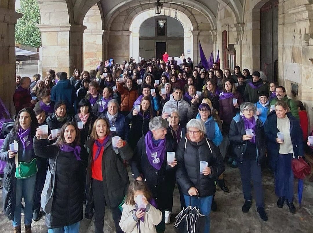 ElorzaIzaro's tweet photo. Oñatiko udal gobernuko kideok bat egin dugu #A30GrebaFeministaOrokorra|rekin. 

Urrats sendoak behar dira zaintzaren alorrean. Sistema publiko komunitario baten alde egin beharra dago. https://t.co/dqdYUZY3GB