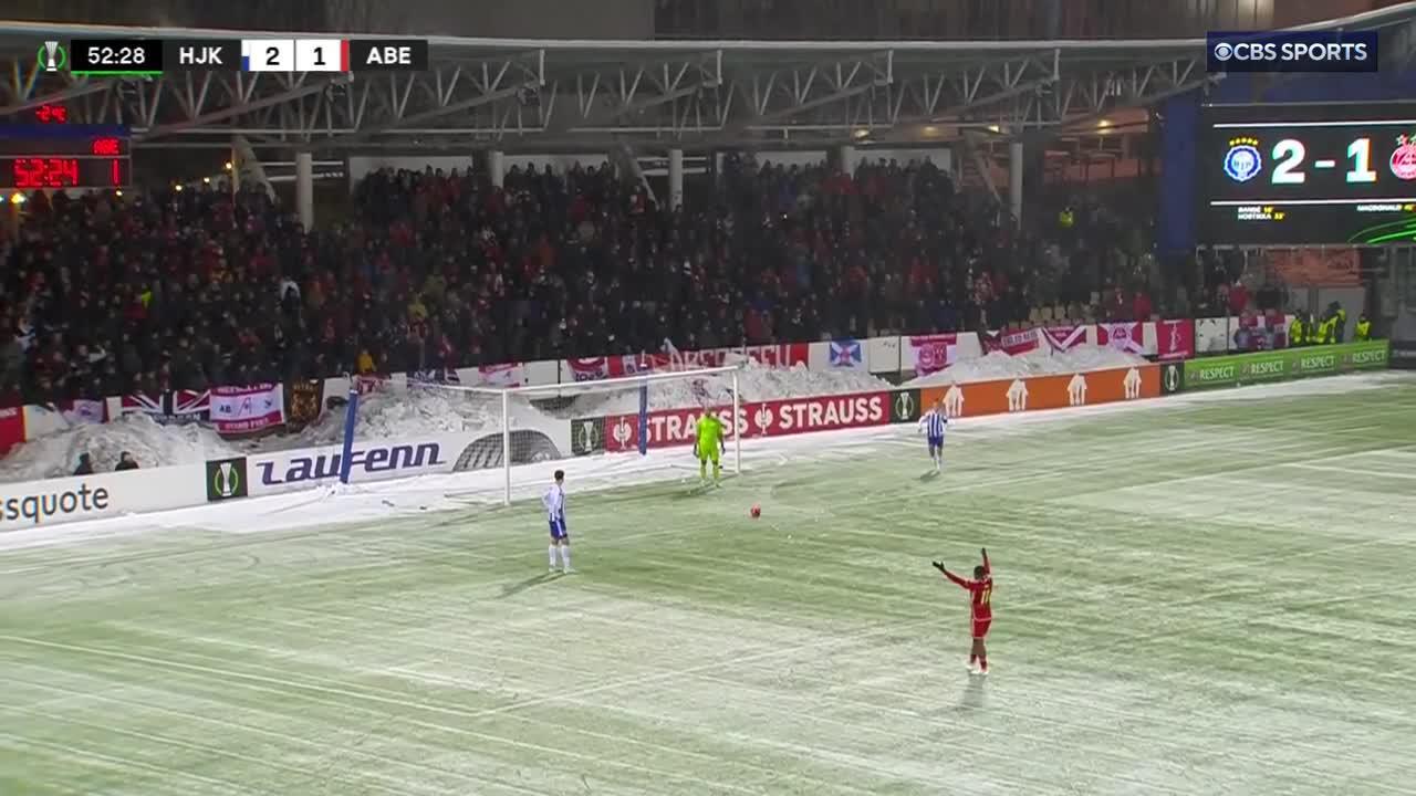 Aberdeen players had to ask their traveling fans to stop throwing SNOWBALLS at the Helsinki goalkeeper. 😅