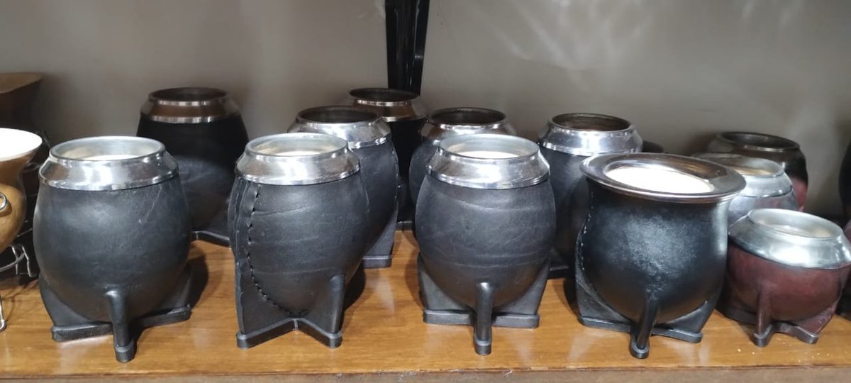 radio2rosario's tweet photo. #AHORA I Desde el 2015 se celebra en Argentina el "Día Nacional del Mate". En #PuntoMedio el móvil de @everarnoldo charló con Mateo, encargado del local de venta de mates "Che Mate", quien contó como vienen las ventas de mates en este día tan particular de la tradicional infusión https://t.co/qWRwmgwe72