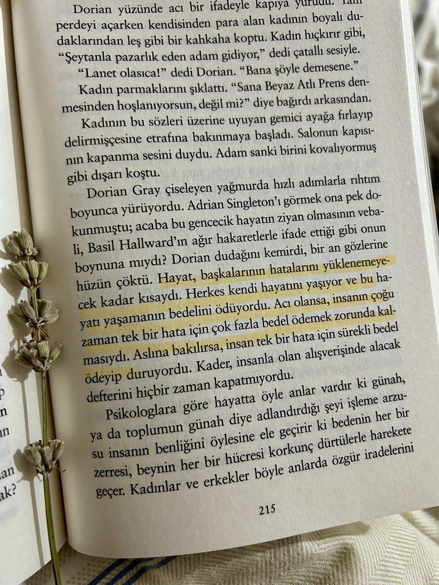 Hayat, başkalarının hatalarını yüklenemeyecek kadar kısaydı. Herkes kendi hayatını yaşıyor ve bu hayatı yaşamanın bedelini ödüyordu. Acı olansa, insanın çoğu zaman tek bir hata için çok fazla bedel ödemek zorunda kalmasıydı.
#Doriangrayinportresi