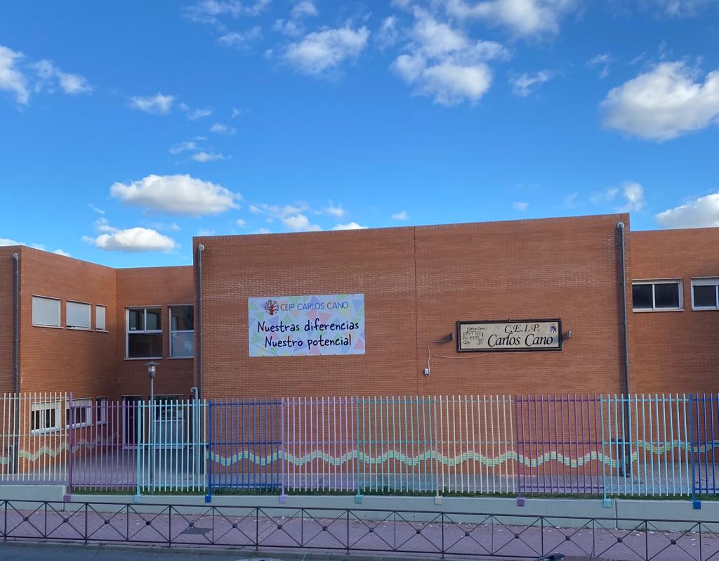 Hoy dedicamos nuestro agradeciendo a esos tres duendes que, sin hacer nada de ruido, colaboraron en esta bonita iniciativa. 

A la personita que diseñó el cartel, a las personitas que regalaron el cartel al centro y lo colocaron con cariño y una amplia sonrisa. 
Mil gracias