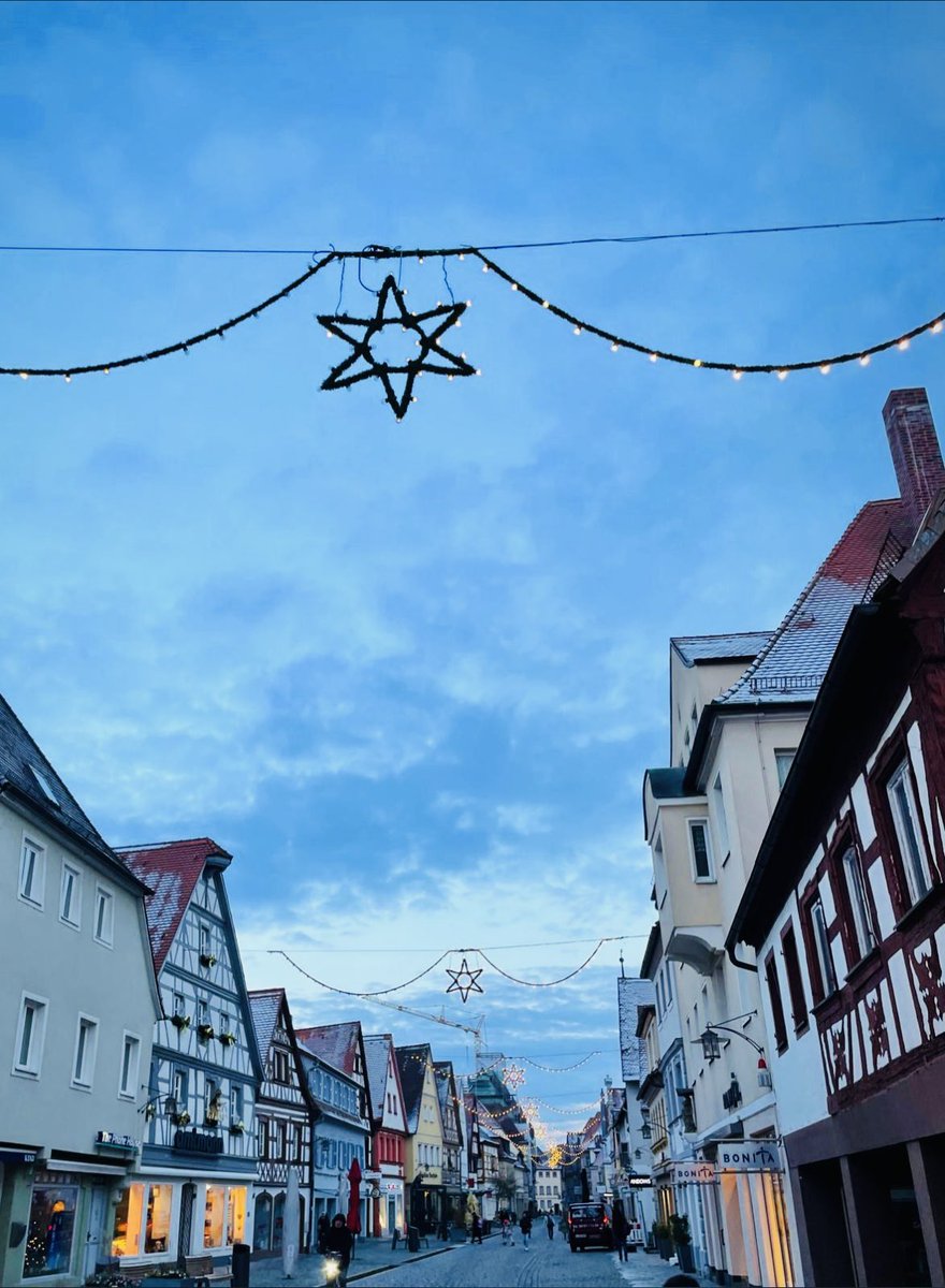 charlyohne's tweet photo. @FotoVorschlag ‚Altstadt‘ #FotoVorschlag 

Heute Morgen um 7:35 Uhr in einer kleinen fränkischen Stadt https://t.co/yc1G26I5md