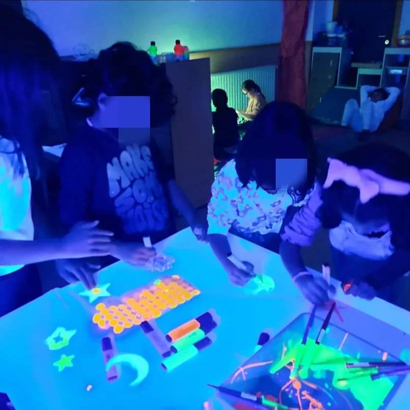 TRABAJO CON LUZ NEGRA

Podemos participar en grupo pequeño en un taller de luz negra con alumnado diverso? Claro que sí.

PRESENCIA, PARTICIPACIÓN Y LOGRO. 

Pues aquí está la muestra de que se puede y que lo han disfrutado muchísimo🥰

Gracias Blanca por tu propuesta.