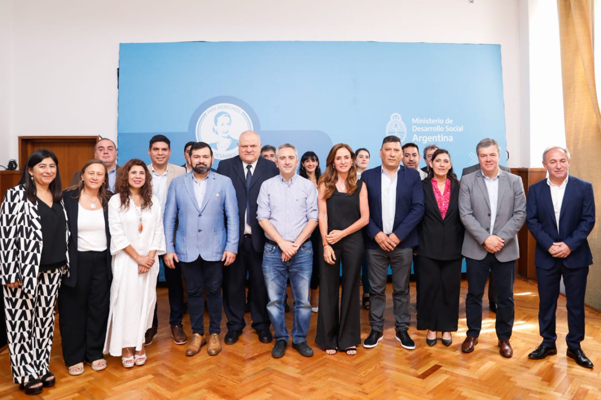 vtolosapaz's tweet photo. Durante la última reunión del Congreso Federal de Desarrollo Social (COFEDESO), junto a ministros y autoridades provinciales de todo el país, analizamos los ejes de gestión que llevamos adelante desde el @MDSNacion durante el 2022-2023. https://t.co/ypWvGWKNUZ