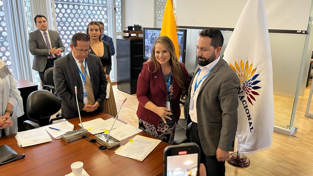 ElDatoEcua's tweet photo. #Urgente ¡CONSTRUYE ESTARÁ AL FRENTE DE LA COMISIÓN QUE INVESTIGARÁ EL ASESINATO DE FERNANDO VILLAVICENCIO!

La asambleísta por el movimiento Construye, Viviana Zambrano, es designada presidenta de la Comisión Ocasional de la Asamblea Nacional que investigará el asesinato el excandidato presidencial, Fernando Villavicencio.