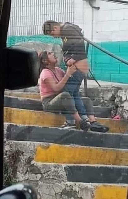 borrachito's tweet photo. De Guanajuato todo mundo conoce el "Callejón del Beso" pero muy pocos conocen la "Escalera del Chupón". https://t.co/LyzPmhFHw0