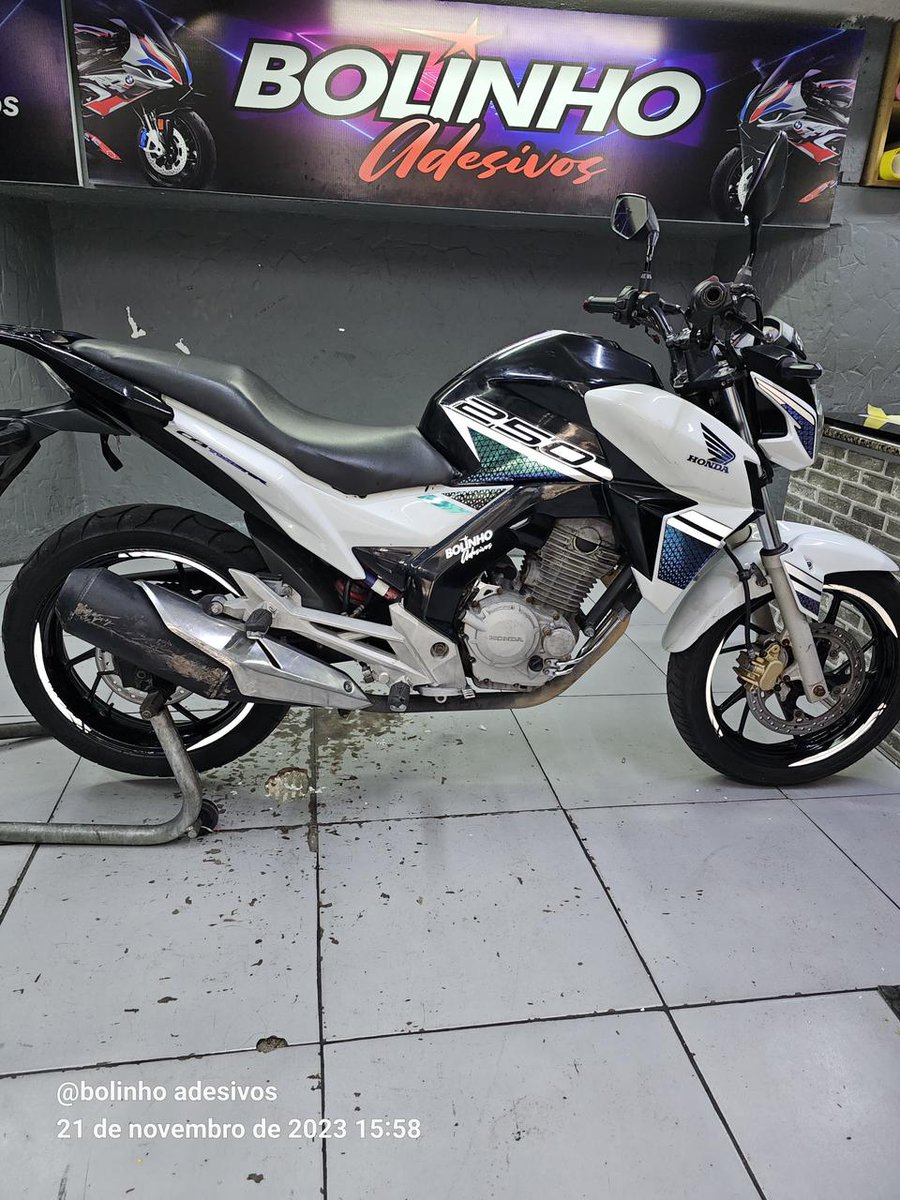 Guuhdotrem's tweet photo. Booa tarde acabaram de roubar minha moto quem souber de alguma coisa me mandar mensagem pfvr moto de trabalho.!😭 https://t.co/kSkgV4dWL5