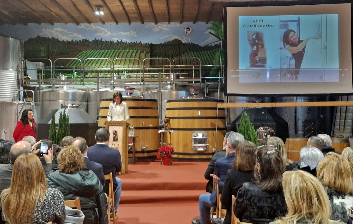 👉 El presidente de #DiputaciónDeLeón, Gerardo Álvarez Courel, y el vicepresidente para #ElBierzo, Luis Alberto Arias, han asistido a la entrega de la XVIII Castaña de Oro, de la Fundación @PradaATope, que este año ha sido para la diseñadora y empresaria de moda Silvia Fernández.