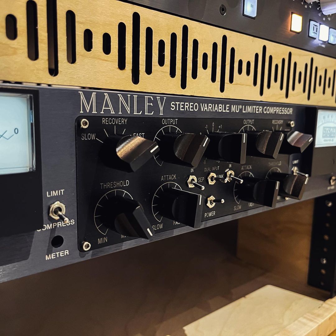 manleylabs's tweet photo. Swipe through to unbox, admire, and install a Stereo Variable Mu® with Solo Music Production in LA!

🎛 https://t.co/rz3ER5NFdb
📸 https://t.co/JOiyliZjES

#manley #manleylabs #tubesrule #manleycompressor #stereovariablemu #variablemu https://t.co/HJEWfseuTy
